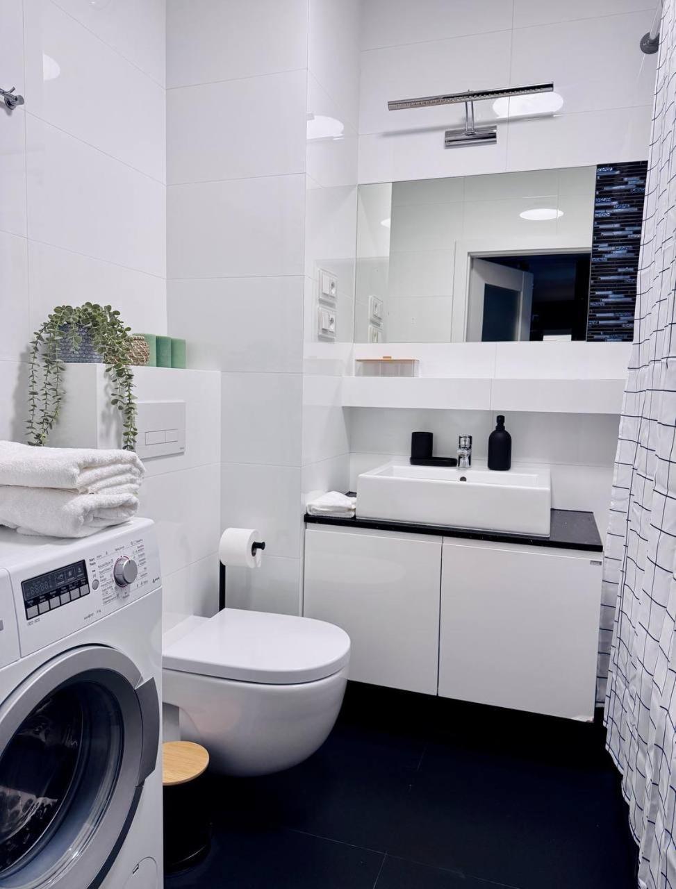 C- Home4U - Apartment With A City View Close To Aquapark, Parking In Secured Area Krakow Exterior photo